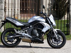 Kawasaki ER-6n: Sencilla desnudez