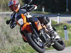 KTM 990 Supermoto: Falsa Modestia