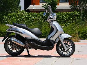 Piaggio Beverly Tourer 300: Elegancia de rueda grande