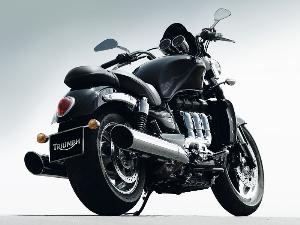 Triumph Rocket III Roadster 2010: ¡Brutal!